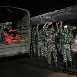 Aksi Cepat Tanggap Yonif 330 Kostrad, Bantu Penanggulangan Bencana Banjir di Sumedang