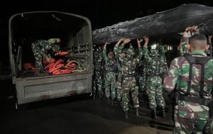 Aksi Cepat Tanggap Yonif 330 Kostrad, Bantu Penanggulangan Bencana Banjir di Sumedang