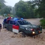 Sigap Hadapi Banjir, Satgas Yonif 741/GN Bantu Warga Seberangi Sungai Welaus di Perbatasan