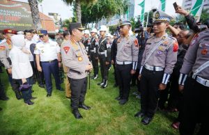 Kapolri Pimpin Apel Gelar Pasukan Operasi Ketupat 2025 di Surabaya