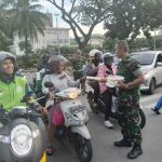 Kodim 0501/JP dan Koramil Jajarannya Bagikan Ratusan Takjil Serentak Kepada Masyarakat Pengendara Motor dan Pejala