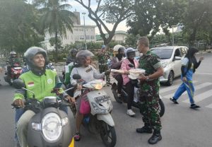Kodim 0501/JP dan Koramil Jajarannya Bagikan Ratusan Takjil Serentak Kepada Masyarakat Pengendara Motor dan Pejala