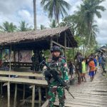 Satgas 141/AYJP Laksanakan Patroli dan Berbagi Dengan Masyarakat Kampung Biopis