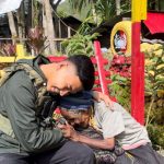 Momen Humanis Personel Satgas Humas Ops Damai Cartenz 2025 Bagikan Sembako di Kampung Kulirik