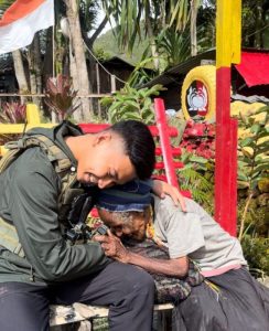 Momen Humanis Personel Satgas Humas Ops Damai Cartenz 2025 Bagikan Sembako di Kampung Kulirik