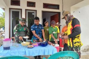 Penuh Kekeluargaan, Warga Siapkan Makan Siang Untuk Satgas TMMD Ke-124 Kodim 1501/Ternate