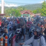Kapal Pengangkut BBM Subsidi Kandas, Warga Lebong Antre Panjang Demi BBM