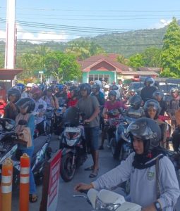 Kapal Pengangkut BBM Subsidi Kandas, Warga Lebong Antre Panjang Demi BBM