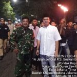 Babinsa Koramil 08/Duren Sawit Monitor Pawai Obor Sambut Tahun Baru Islam 1447 H di Pondok Kopi