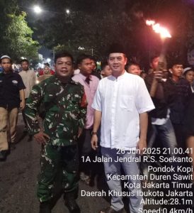 Babinsa Koramil 08/Duren Sawit Monitor Pawai Obor Sambut Tahun Baru Islam 1447 H di Pondok Kopi
