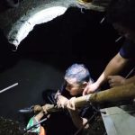 Pengunjung PRJ Terperosok ke Selokan, Babinsa Koramil 02/Penjaringan Sigap Bantu Evakuasi