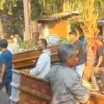Aksi Demo Warga RW 013 Pondok Kelapa Tolak Penutupan TPS Hingga Robohkan Pagar Batas TPS