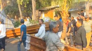 Aksi Demo Warga RW 013 Pondok Kelapa Tolak Penutupan TPS Hingga Robohkan Pagar Batas TPS