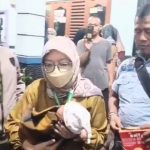 Warga Pulogebang Geger, Bayi Laki-laki Ditemukan di Depan Rumah Disertai Sepucuk Surat