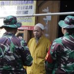 Babinsa Mustikasari Sambangi Rumah Ibu Enong dan Adik yang Tunanetra, Penerima Manfaat Rutilahu TMMD 125 Kodim 0507/Bks