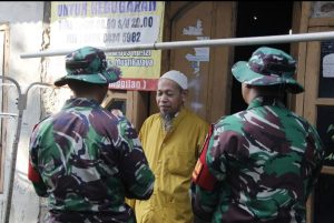 Babinsa Mustikasari Sambangi Rumah Ibu Enong dan Adik yang Tunanetra, Penerima Manfaat Rutilahu TMMD 125 Kodim 0507/Bks