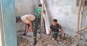 Hari Minggu Tak Jadi Halangan, Satgas TMMD 125 Tetap Kebut Rehab Rumah Bapak Akhmad di Mustikasari