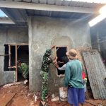 Rumah Pak Kharom Mulai Terlihat Rapi, Satgas TMMD 125 Lanjutkan Pemasangan Kusen Pintu dan Jendela