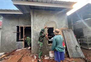 Rumah Pak Kharom Mulai Terlihat Rapi, Satgas TMMD 125 Lanjutkan Pemasangan Kusen Pintu dan Jendela