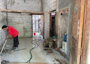 Mendekati Finishing, Satgas TMMD Bersama Bapak Arifin Bersihkan Sisa Pembangunan Rutilahu