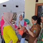 Babinsa Mustikasari Dampingi Penimbangan Bayi dan Balita di Lokasi TMMD 125, Dukung Generasi Emas 2045