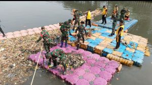 Peduli Lingkungan, Dandim 0502/JU Pimpin Karya Bakti Serentak Bersihkan Sungai Ciliwung Jelang HUT RI ke-80