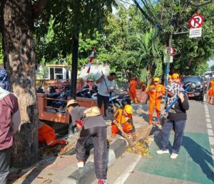 Dukung Jakarta Kota Global, Kelurahan Jati Gelar Aksi Bersih-Bersih di Jalan Pemuda