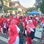 Babinsa Klender Pantau Jalan Santai Warga Dalam Rangka HUT RI ke-80