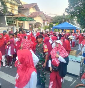 Babinsa Klender Pantau Jalan Santai Warga Dalam Rangka HUT RI ke-80