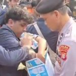 Humanis, Polisi Bagikan Air Pada Massa Aksi Unjuk Rasa di DPR