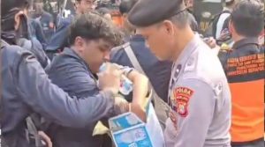 Humanis, Polisi Bagikan Air Pada Massa Aksi Unjuk Rasa di DPR