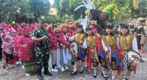 Babinsa Duren Sawit Amankan Karnaval HUT ke-80 RI di Pondok Kopi, Jakarta Timur