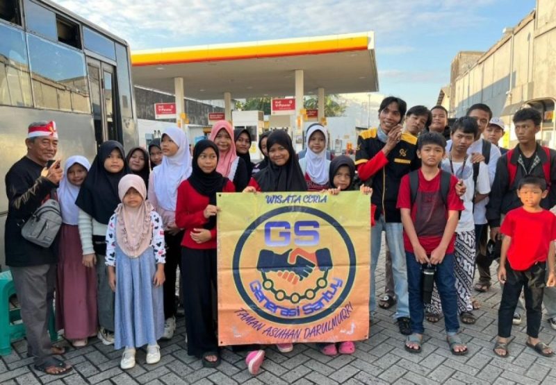 Komunitas Generasi Santuy Gelar Wisata Religi dan Santunan Anak Yatim Peringati HUT ke-80 RI
