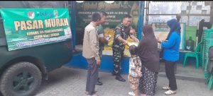 Ringankan Beban Warga, Koramil 05/Bantargebang Bersama Bulog Gelar Pasar Murah di Cikiwul