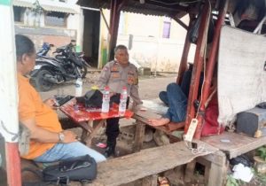 Bhabinkamtibmas Pondok Kopi Jalin Kedekatan Warga, Ajak Aktif Siskamling untuk Cegah Kriminalitas