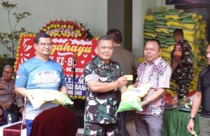 Wujud Kepedulian di HUT ke-80 TNI, Koramil 05/Bantargebang Gelar Bazar Beras Murah untuk Ringankan Beban Warga