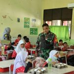 Babinsa Jatiraden Dampingi Distribusi Makanan Bergizi di SDN Jatisampurna IV