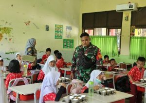 Babinsa Jatiraden Dampingi Distribusi Makanan Bergizi di SDN Jatisampurna IV