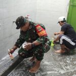 Babinsa Jatiraden Pelopori Bersih Masjid dan Mushola Demi Kenyamanan Ibadah