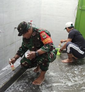 Babinsa Jatiraden Pelopori Bersih Masjid dan Mushola Demi Kenyamanan Ibadah