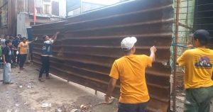 Konflik Lahan TPS Pondok Kelapa: Warga Bongkar Pagar Seng