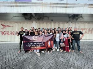 The Running DJ School and Management Bagi Bagi Takjil dan Santuni Anak Yatim di Surabaya