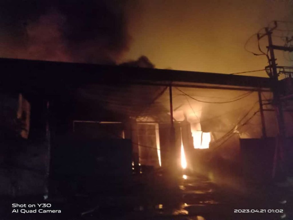 Kebakaran di Komplek Pergudangan Royal Kosambi-Kabupaten Tangerang, Wartawan Sempat Dihalang-Halangi Liputan, Ada Apa ?