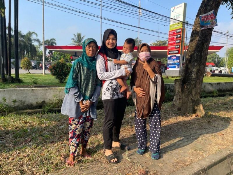 Warga Plaju Digegerkan Penemuan Bayi Laki Laki Tertidur Diatas Trotoar