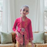 Tiga Gaya Fotogenik Raline Dzakira Talitha, Pelajar Kediri yang Jadi Model Pakaian Adat Jawa Modern