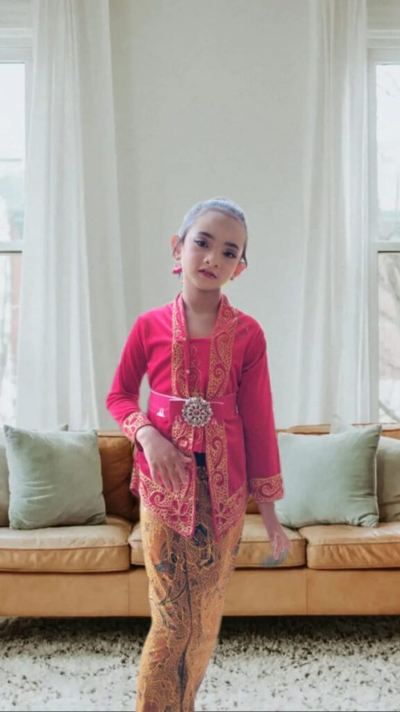 Tiga Gaya Fotogenik Raline Dzakira Talitha, Pelajar Kediri yang Jadi Model Pakaian Adat Jawa Modern