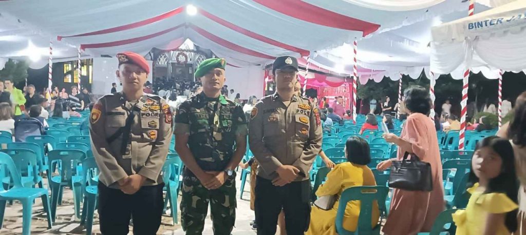 Polres Toba Bersama TNI Gelar Pengamanan Ibadah Malam Tahun Baru di Gereja