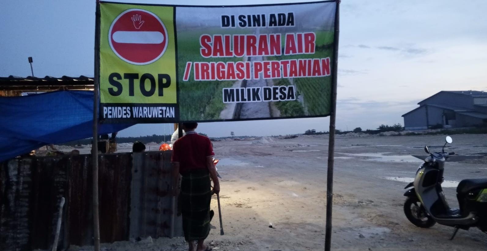 Benner warga Waruwetan Lamongan menolak penutupan irigasi oleh PT Nusantara Timber Pratama (NTP)