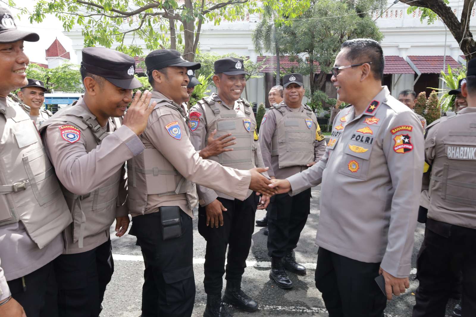 Foto: Brigjen Pol Rudy Syarifudin saat memimpin apel pengecekan personel Bhabinkamtibmas di Mapolrestabes Surabaya