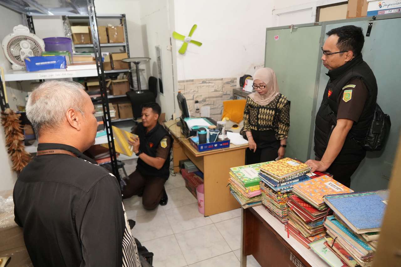 Foto: Penggeledahan Kejaksaan Tinggi Jawa Timur di Kantor PD Taman Satwa Kebun Binatang Surabaya terkait dugaan tindak pidana korupsi.